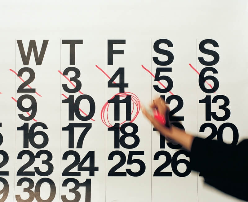 Ein Kalender, in dem der heutige Tag eingekreist und die vorherigen Tage durchgestrichen sind.